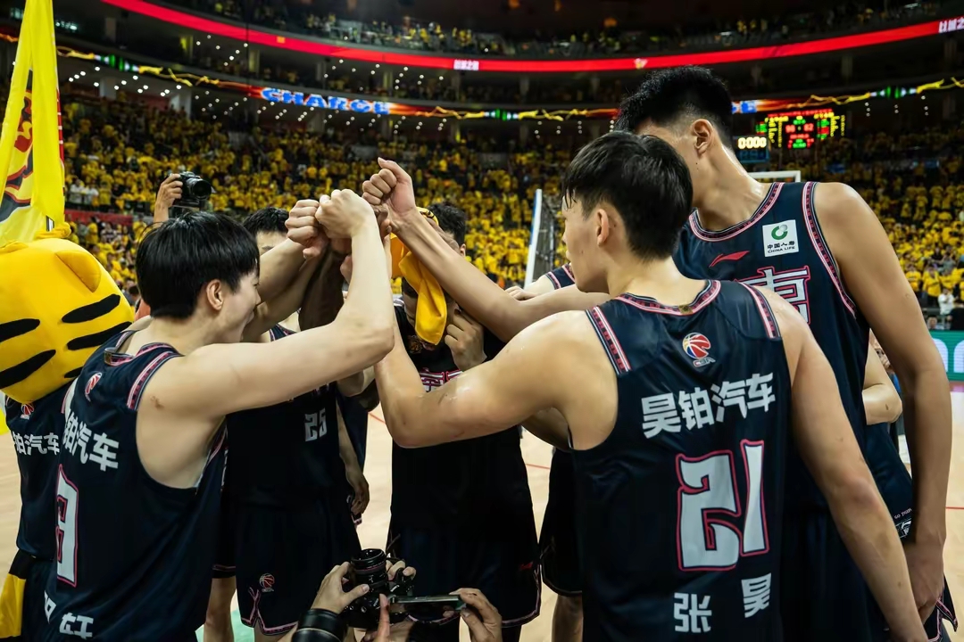 九游电脑版-关于岭东战狼队对阵关东朱雀队，斯诺克淘汰赛险胜，内线统治篮板——回归即成焦点的信息